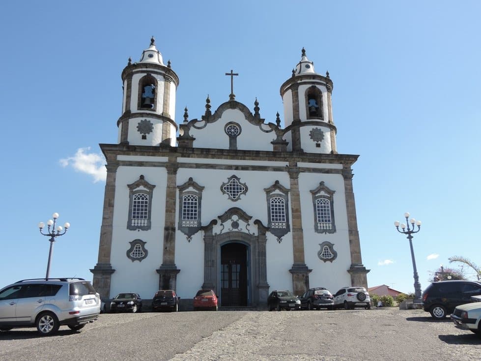 Fachada da igreja plana, com torres redondas.