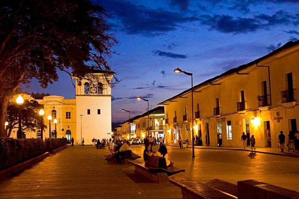 Vista general de Parque Caldas y la torre del reloj en el ocaso.