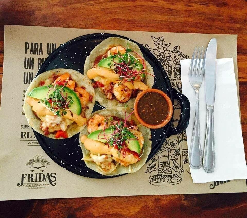 Fridas Mexican Restaurant & Bar.  Estos son los deliciosos tacos Gobernador de camarón!