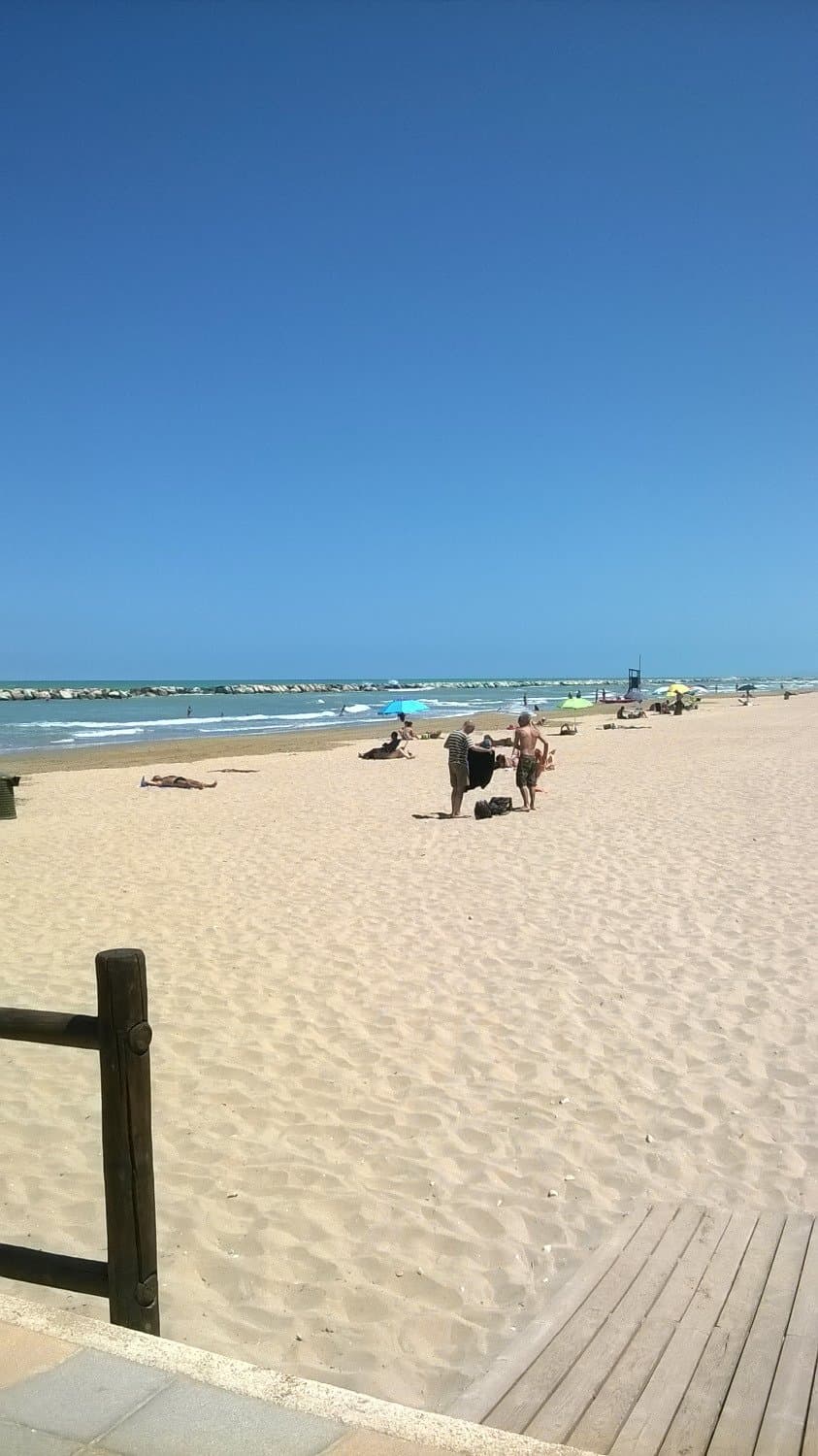 la spiaggia libera di fianco ai bagni