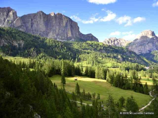 Questo il panorama che si vede dalla cascata con il Sassongher sulla destra verso Corvara