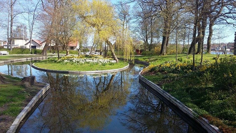 Åen der kører igennem bibelhaven.