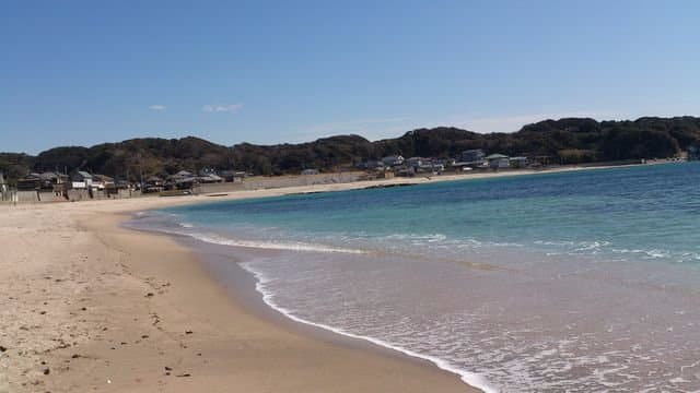 守谷海岸の東から西を望む。きれいな海水と白い砂浜が美しい。