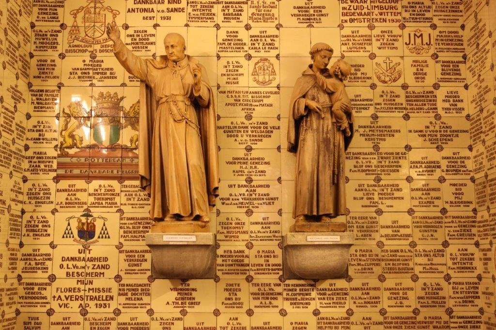 Heilige Clemens Hofbauer en Heilige Antonius van Padua met Jezus op de betegelde achterwand
