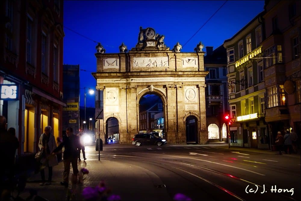 Nightview of Triumphpforte