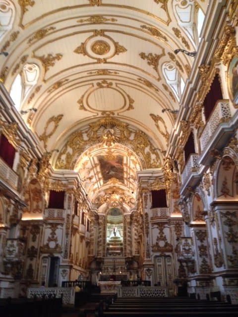 Interior da igreja com detalhes em ouro