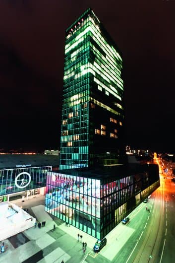 Basler Messeturm während der Nacht.
