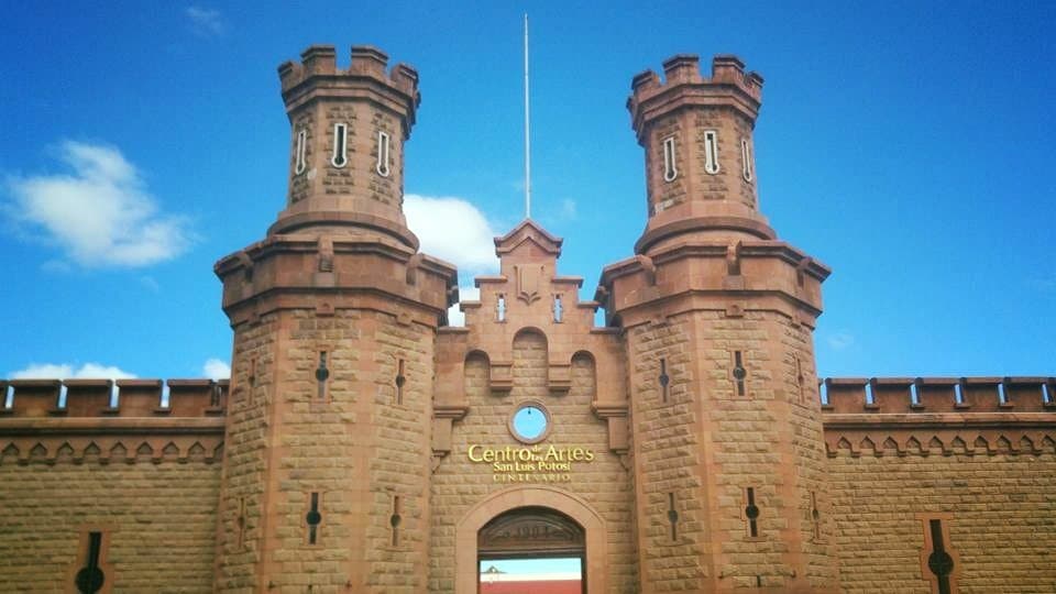 hermosa fachada de la antigua prision de San Luis