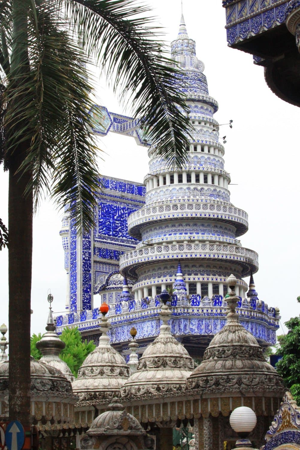 Dari jauh sudah tampak megah, menarik dan fantastis.