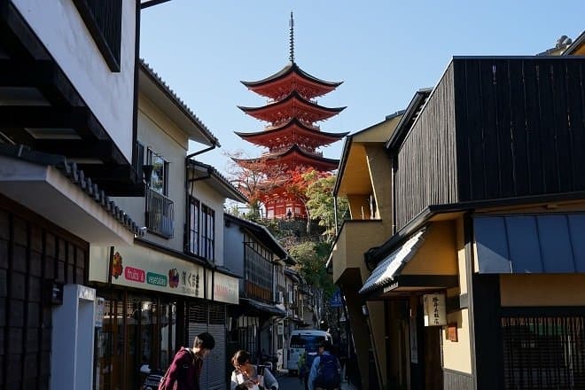 通りから見える五重塔