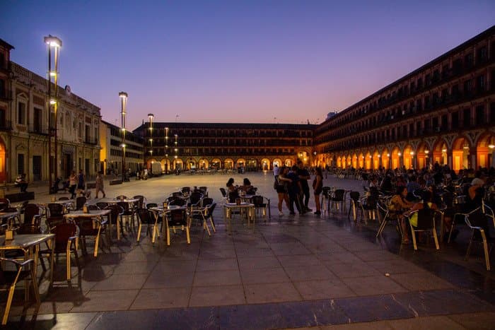 Plaza de la Corredera: Dieser Platz füllt sich erst nach 21.30 Uhr. Vino de verano trinken.