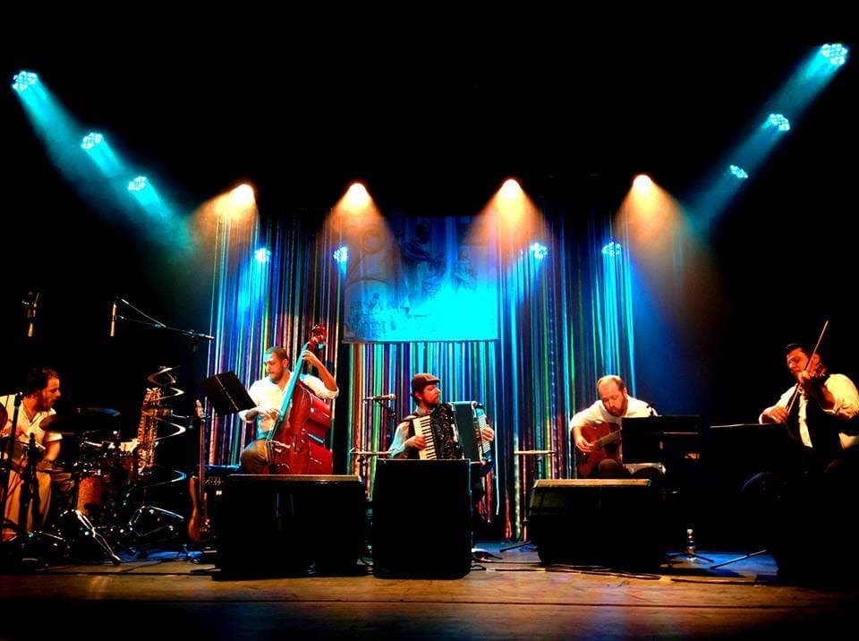 Show de música brasileira no Teatro