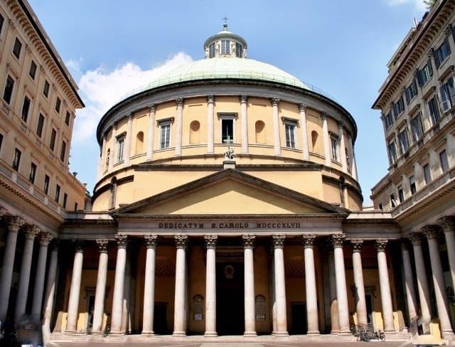 Vista frontale della chiesa