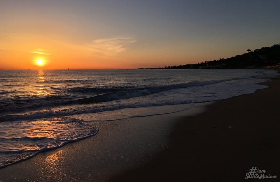 am Plage de la Nartelle beim Sonnenuntergang, ganz hinten am sieht man die Pointe des Sardinaux