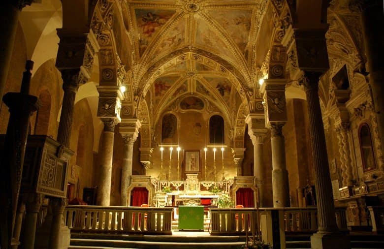 Interno della chiesa di San Pietro a Minturno