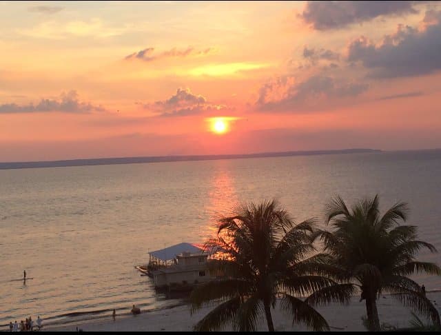 Chegar um pouco antes das 17h vai permitir encontrar um lindo pôr do sol, em dias ensolarados.