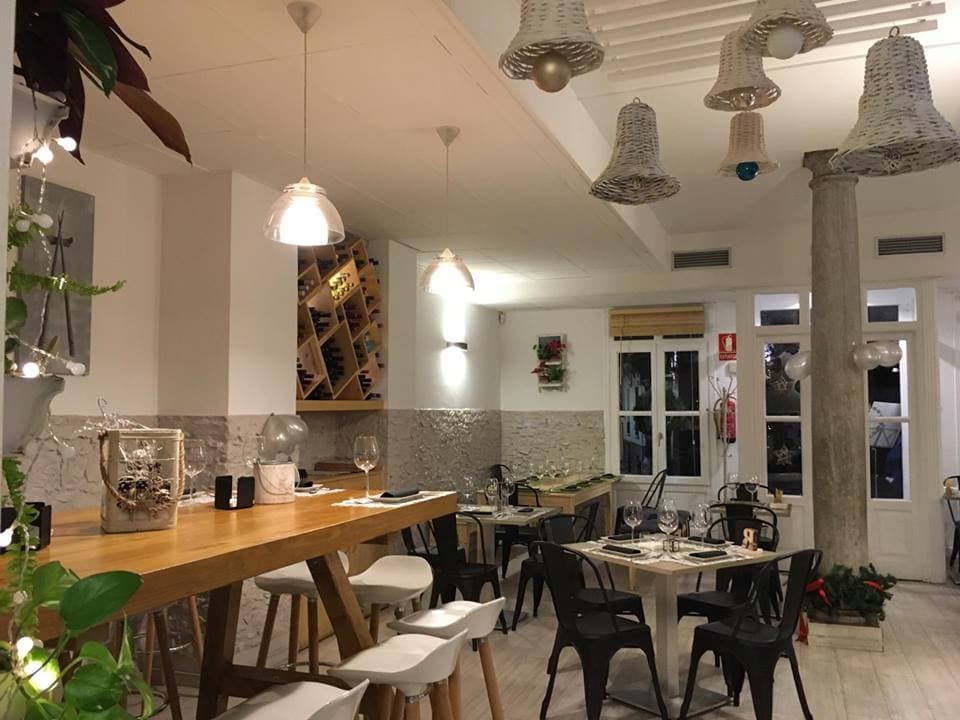 Mesa grande y zona de bodega