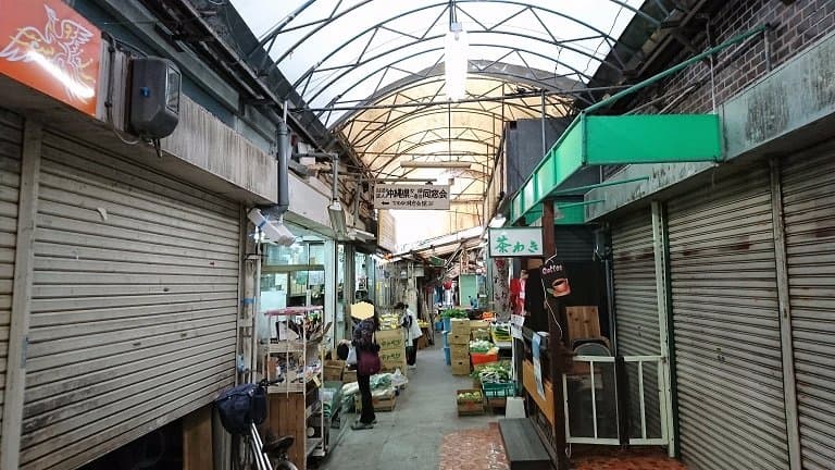 市場内のメインストリート　昼の顔