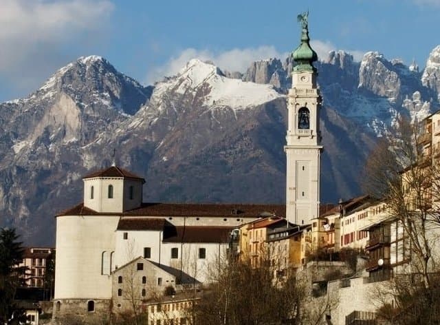 Duomo e gruppo dolomitico Schiara-Pelf
