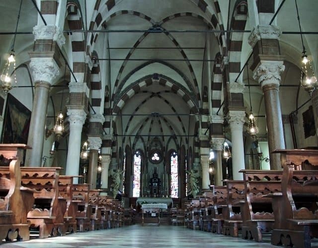 L'interno gotico a tre navate