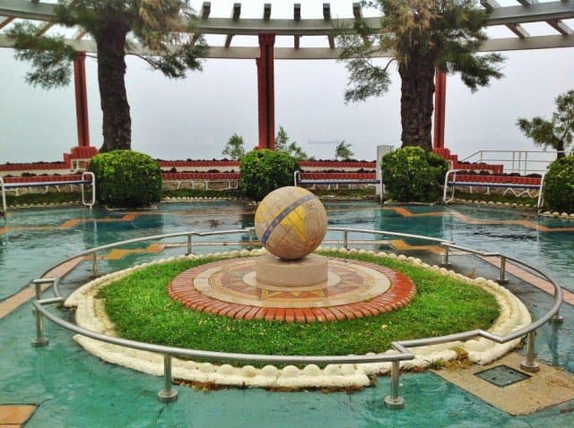 La bola en el marco único de los preciosos jardines de piquío