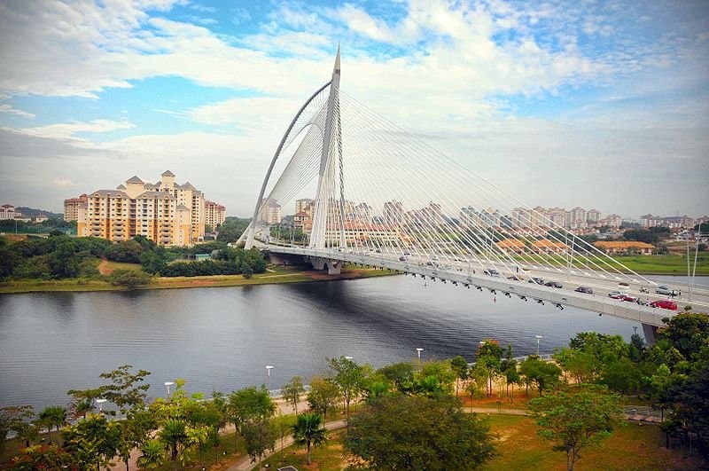 Enjoy the views at Putrajaya (near the bridge)