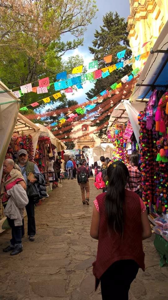 un recorrido único e inolvidable para disfrutar. una explosión de colores y de artesanías