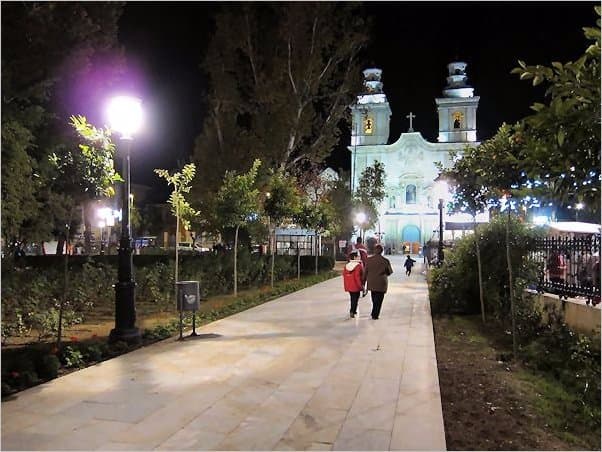 Al fondo la Iglesia del Carmen, preciosa estampa dentro del Jardín.