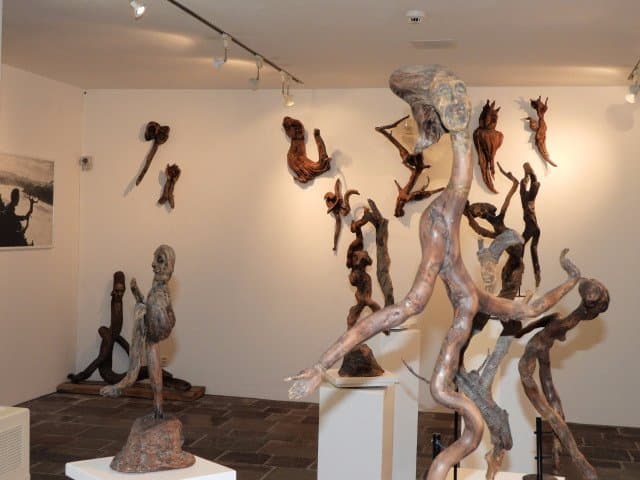 木の根っこで作った人形