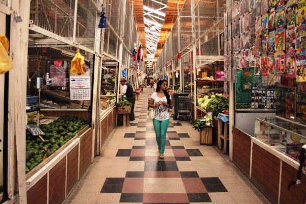 Dentro se encuentran los más variados locales.