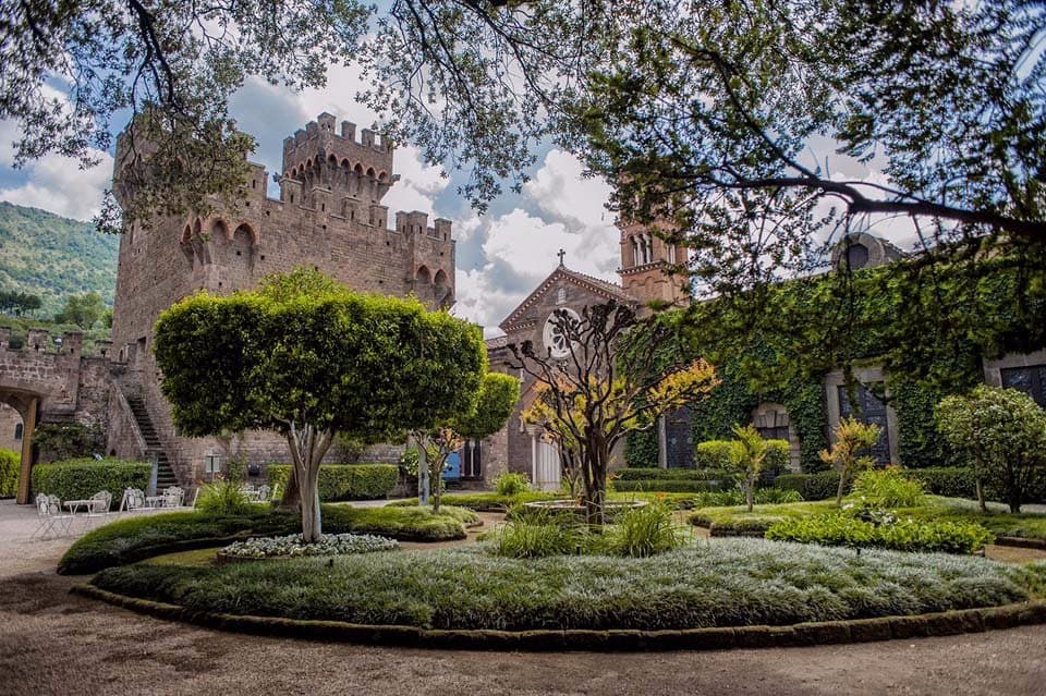 Scorcio del Secondo Cortile, con vista sui Giardini all'Inglese. Sullo sfondo, le Due Torri.