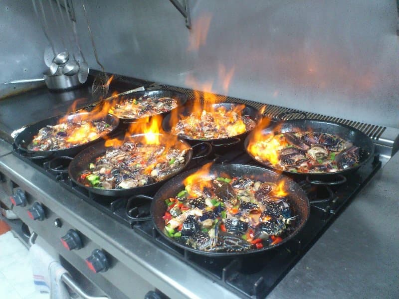 Preparando paelleras