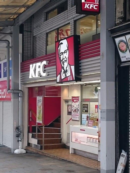 昭和の香り漂うアーケード街にある