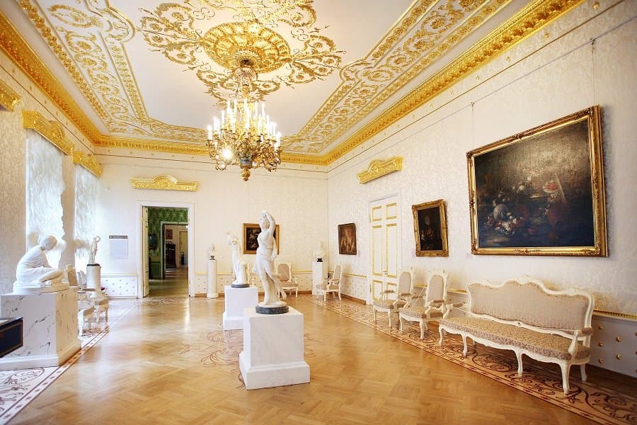 Шереметевский дворец, парадная анфилада (2 этаж). Белая гостиная.