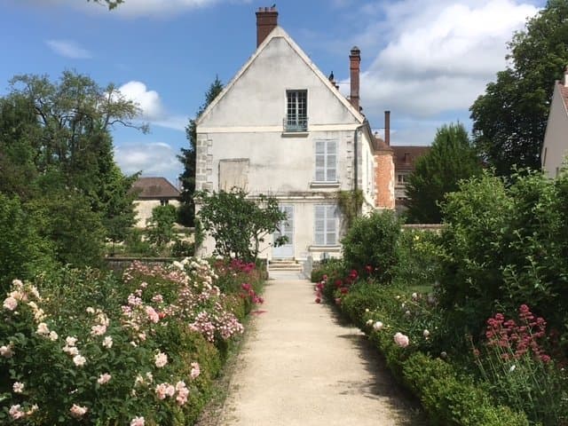 Venez vous faire bercer par le parfum des roses et des pivoines.