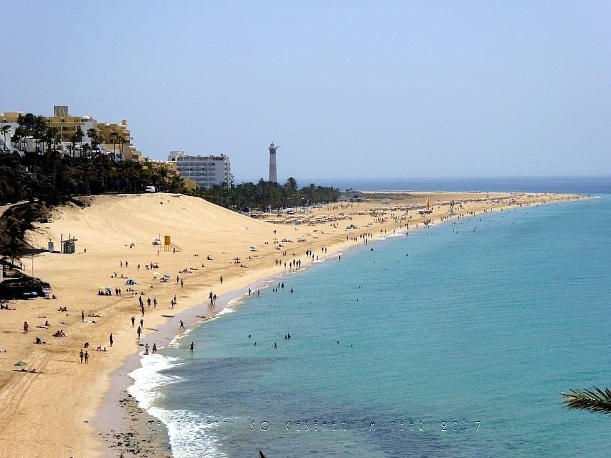 Weiter Blick vom Aussichtspunkt an der Kirche auf den Strand und den Leuchtturm