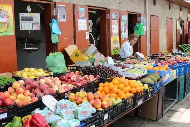vita quotidiana fra i cittadini e i prodotti del mercato ....