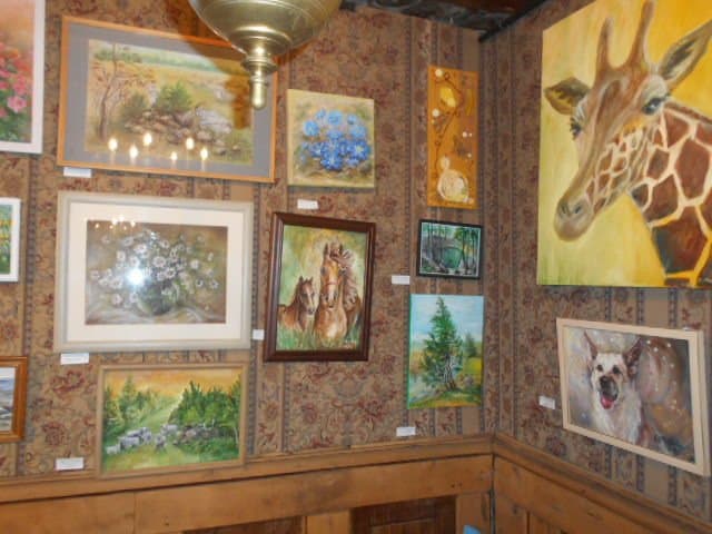 Tavlor uppsatta på vägg.