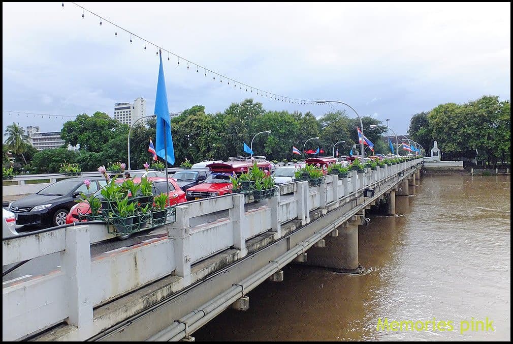 ช่วงเวลาเช้าและเย็นการจราจรจะติดขัดบนสะพพานมาก