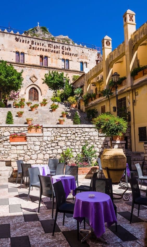 palazzo Ciampoli ex  disco  arco acuto 