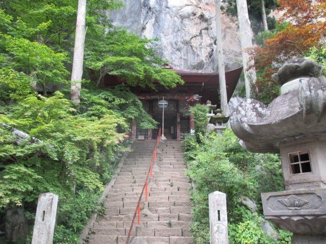 錬乳洞入口のお寺。大きな岩に張り付くように建てられてます。