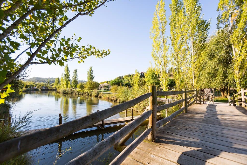Ponte de Ornelas - Ponte que passa sobre o Lago das Freiras de onde é possível observar todo o L