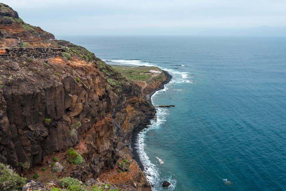 Der Weg schlängelt sich auf einem breiten Weg an de Küste entlang. 