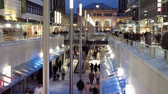 Die Niki-de-Saint-Phalle-Promenade ist die Einkaufsmeile im Herzen Hannovers.