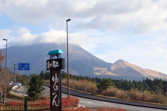 駐車場から由布岳が望めます。