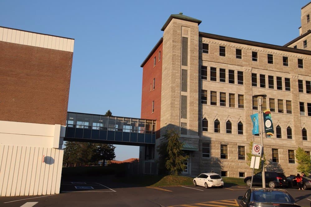 Connection between the library and the main building