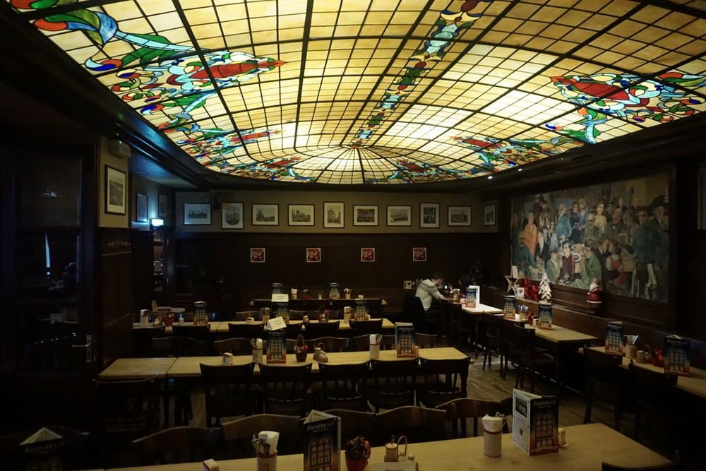 Salle aux vitraux