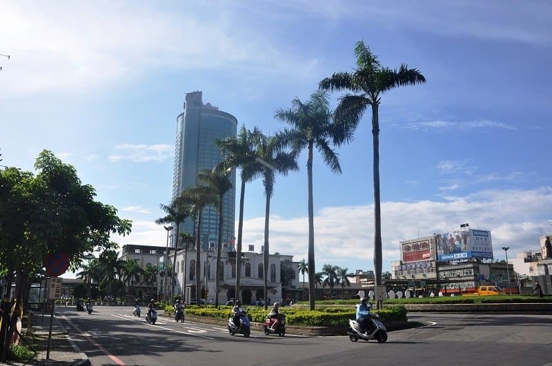 南国らしい木を入れて駅舎を写した