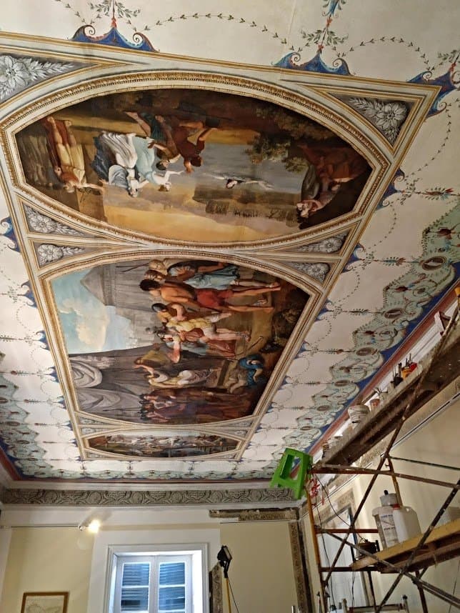 Restauración de un fresco de una de las salas.