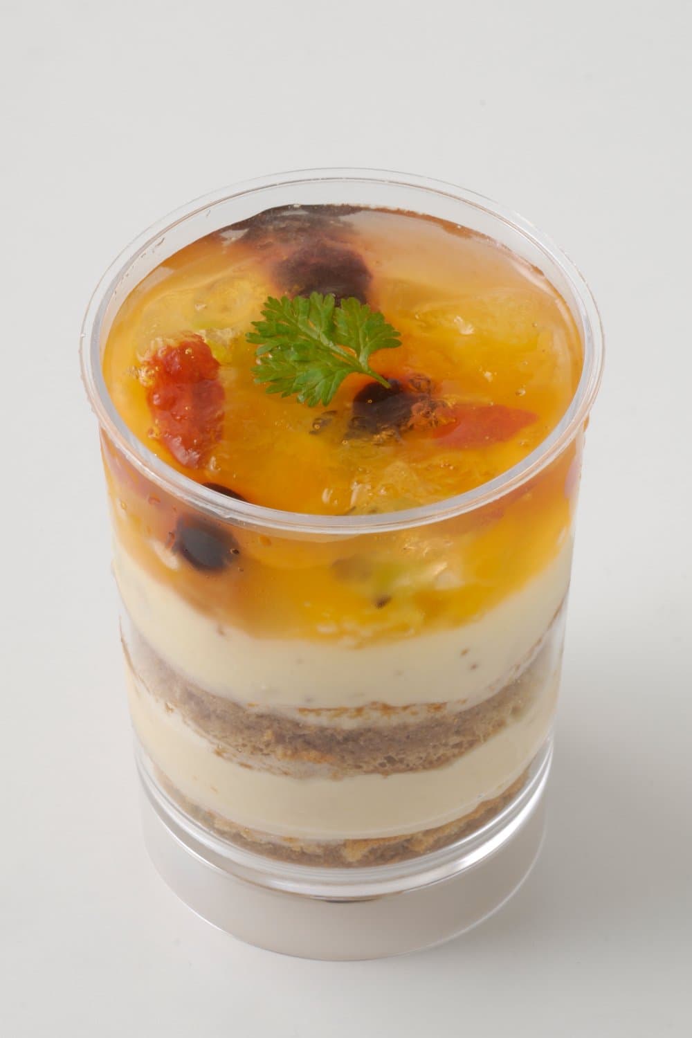 生姜とハーブがアクセントの甘酸っぱいケーキ。　トッピングにはフレッシュフルーツを。